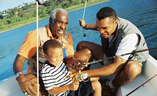 三代人在一艘船上捕鱼
